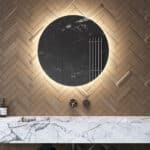 Deze 70 cm ronde badkamer spiegel is van alle gemakken voorzien, zoals: ambient verlichting, spiegelverwarming, dimfunctie en instelbare lichtkleur