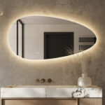 Stijlvolle organische badkamer spiegel van 140 cm breed, uitgevoerd met dimbare verlichting, instelbare lichtkleur, spiegelverwarming en dubbele touch schakelaar