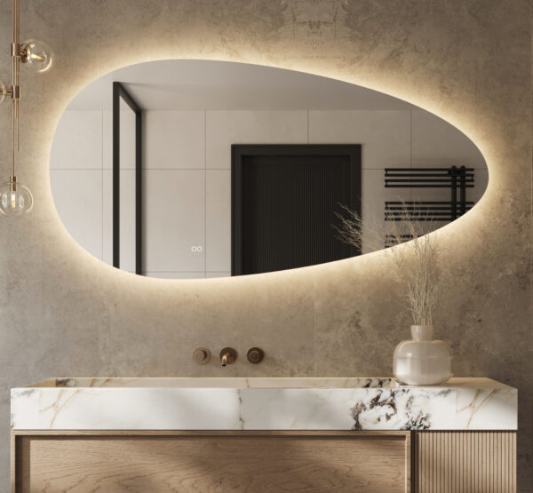 Stijlvolle organische badkamer spiegel van 160 cm breed, uitgevoerd met dimbare verlichting, instelbare lichtkleur, spiegelverwarming en dubbele touch schakelaar