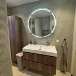 Ronde spiegelkast op marmeren tegel