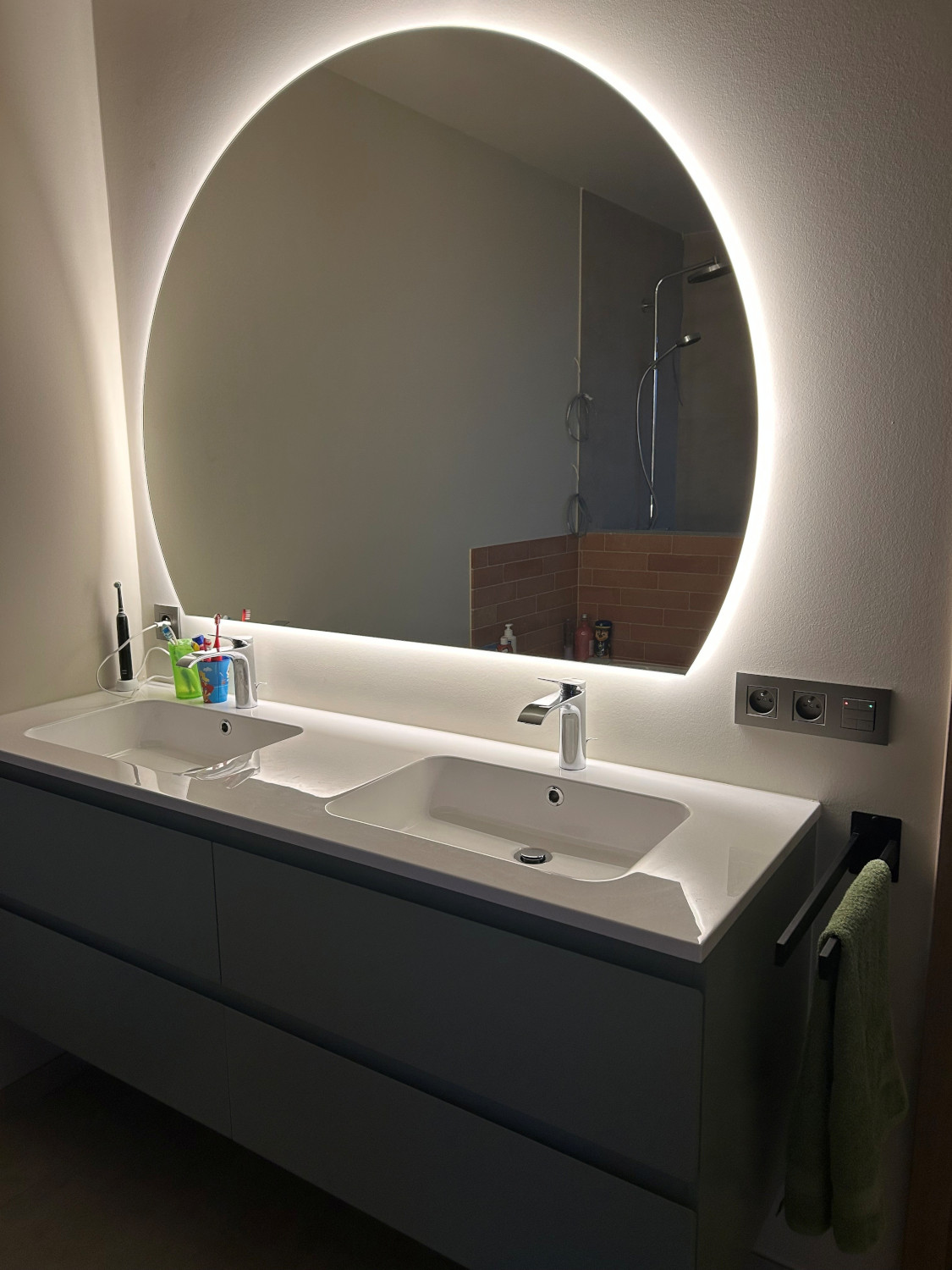 Half ronde badkamer spiegel op wit gestucte wand