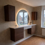 Halfronde spiegel op wand met beton cire