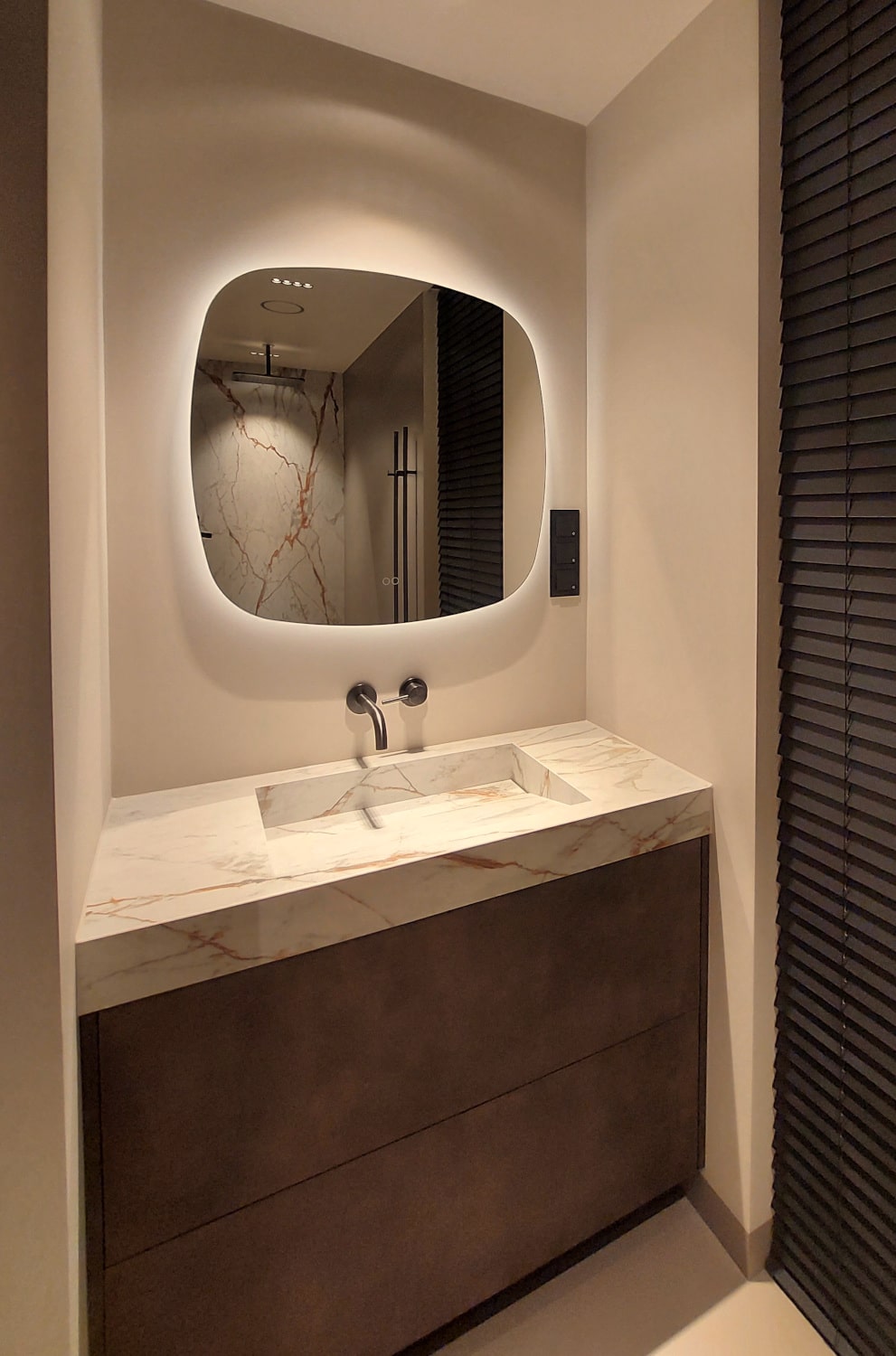 Deens ovale spiegel op zandkleurig gestuukte wand