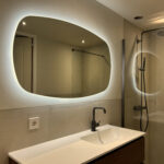 Deens ovale badkamer spiegel op wit gestuukte muur