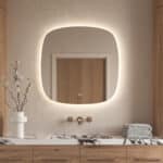 Stijlvolle, moderne Deens ovale badkamer spiegel. Van alle gemakken voorzien zoals dimbare verlichting, spiegelverwarming en een dubbele touch schakelaar