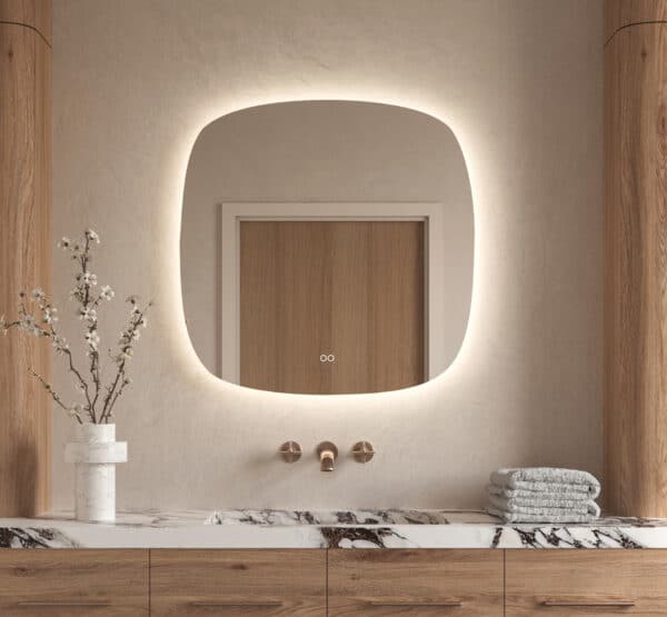 Stijlvolle, moderne Deens ovale badkamer spiegel. Van alle gemakken voorzien zoals dimbare verlichting, spiegelverwarming en een dubbele touch schakelaar