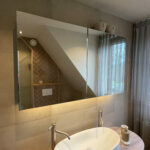 Badkamer spiegelkast met 2 deuren op zand tegel