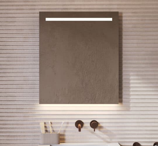 Deze smalle badkamer spiegel van 60 cm is van alle gemakken voorzien, zoals: directe verlichting aan de bovenzijde vor praktisch licht in het gezicht, indirecte verlichting aan de onderzijde, spiegelverwarming en een handige sensor schakelaar aan de onderzijde