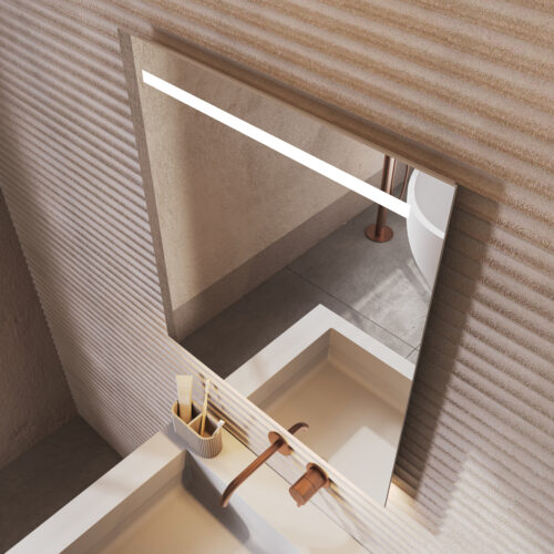 De spiegel is aan de achterzijde rondom voorzien van een aluminium frame met geïntegreerde ophanggaten. Dit frame ligt iets naar binnen, zodat een fraai zwevend effect van de spiegel ontstaat