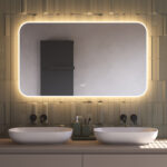 Deze moderne badkamer spiegel met afgeronde hoeken is van alle gemakken voorzien, zoals: verlichting, spiegelverwarming, dimfunctie en een instelbare lichtkleur