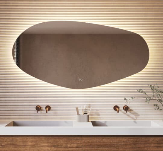 Deze stijlvolle badkamer spiegel met organische vorm is van alle gemakken voorzien, zoals: ambi verlichting, spiegelverwarming, dimfunctie en een instelbare lichtkleur