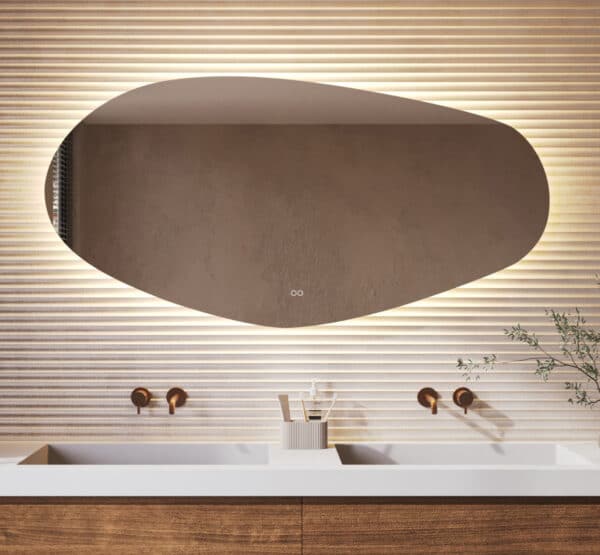 Deze stijlvolle badkamer spiegel met organische vorm is van alle gemakken voorzien, zoals: ambi verlichting, spiegelverwarming, dimfunctie en een instelbare lichtkleur