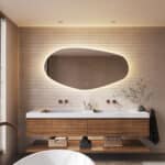 Deze trendy badkamer spiegel met organische vorm is 160 cm breed, 80 cm hoog en slechts 3 cm diep