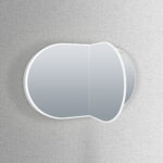 Deze spiegelkast is voorzien van 2 deuren met fijne soft-close scharnieren. Deze draaien beide naar binnen wanneer de deuren worden geopend. De linker deur is aan de binnenzijde tevens voorzien van een magnetische vergrotingsspiegel met verlichting