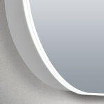 De directe verlichting is stijlvol tegen de spiegelrand geplaatst en geeft een praktisch licht in het gezicht tijdens bv het scheren of make-uppen. De lichtkleur en lichtsterkte is middels 2 knoppen in de spiegelkast naar wens aan te passen, handig!