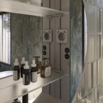 Achter elke deur bevindt zich een geaard stopcontact inclusief 2 USB aansluitingen. Het stopcontact kan worden gebruikt voor het opladen van een electrische tandenborstel of voor gebruik van een föhn of scheerapparaat