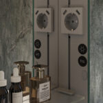 Binnenin de spiegelkast, achter de rechter deur, zijn 2 touch knoppen geplaatst waarmee de verlichting kan worden gedimd en zelfs de lichtkleur kan worden ingesteld, handig!