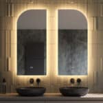 Deze 2 asymmetrische badkamerspiegels zijn van alle gemakken voorzien, zoals: geïntegreerde verlichting, spiegelverwarming, dubbele touch schakelaar met dimfunctie en instelbare lichtkleur