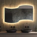 Deze asymmetrische design spiegel voor in de badkamer is van alle gemakken voorzien, zoals: geïntegreerde verlichting en verwarming, dimfunctie, instelbare lichtkleur en dubbele touch bediening
