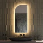 Deze 45 cm brede asymmetrische badkamerspiegel is van alle gemakken voorzien, zoals: geïntegreerde verlichting, spiegelverwarming, dubbele touch schakelaar met dimfunctie en instelbare lichtkleur