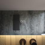 Uitgevoerd met een dubbele touch schakelaar in het spiegelglas; linker touch knop voor het gelijktijdig in- en uitschakelen van de verlichting en de verwarming, inclusief geïntegreerde dimfunctie voor de verlichting, rechter touch knop om traploos de gewenste kleur van de verlichting in te stellen