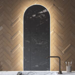 Deze stijlvolle toog spiegel voor in de badkamer is van alle gemakken voorizen, zoals: geïntegreerde verlichting en verwarming, dimfunctie, instelbare lichtkleur en dubbele touch bediening