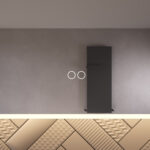 Uitgevoerd met een dubbele touch schakelaar in het spiegelglas; linker touch knop voor het gelijktijdig in- en uitschakelen van de verlichting en de verwarming, inclusief geïntegreerde dimfunctie voor de verlichting, rechter touch knop om traploos de gewenste kleur van de verlichting in te stellen