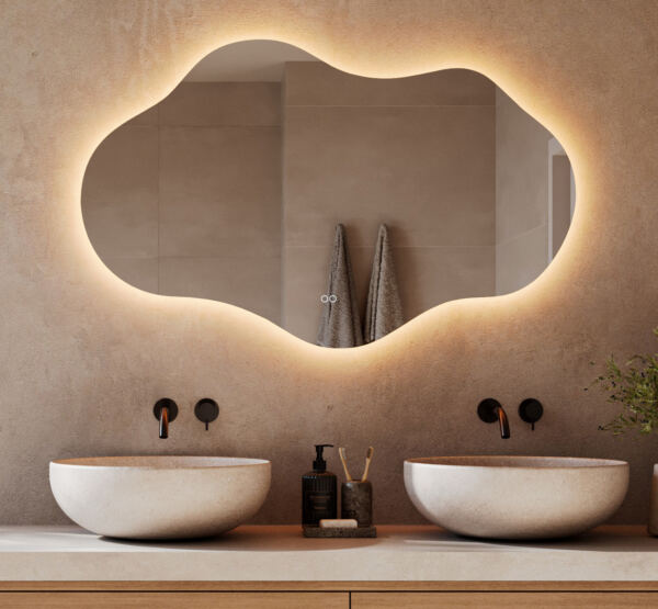 Fraaie asymmetrische spiegel voor in de badkamer van 120 cm breed, uitgevoerd met dimbare verlichting, instelbare lichtkleur, spiegelverwarming en dubbele touch schakelaar